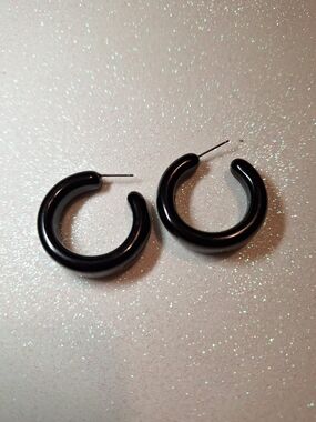 Hot Topic Black Chunky Hoop Earrings - Sleek Women’s Fashion Hoops